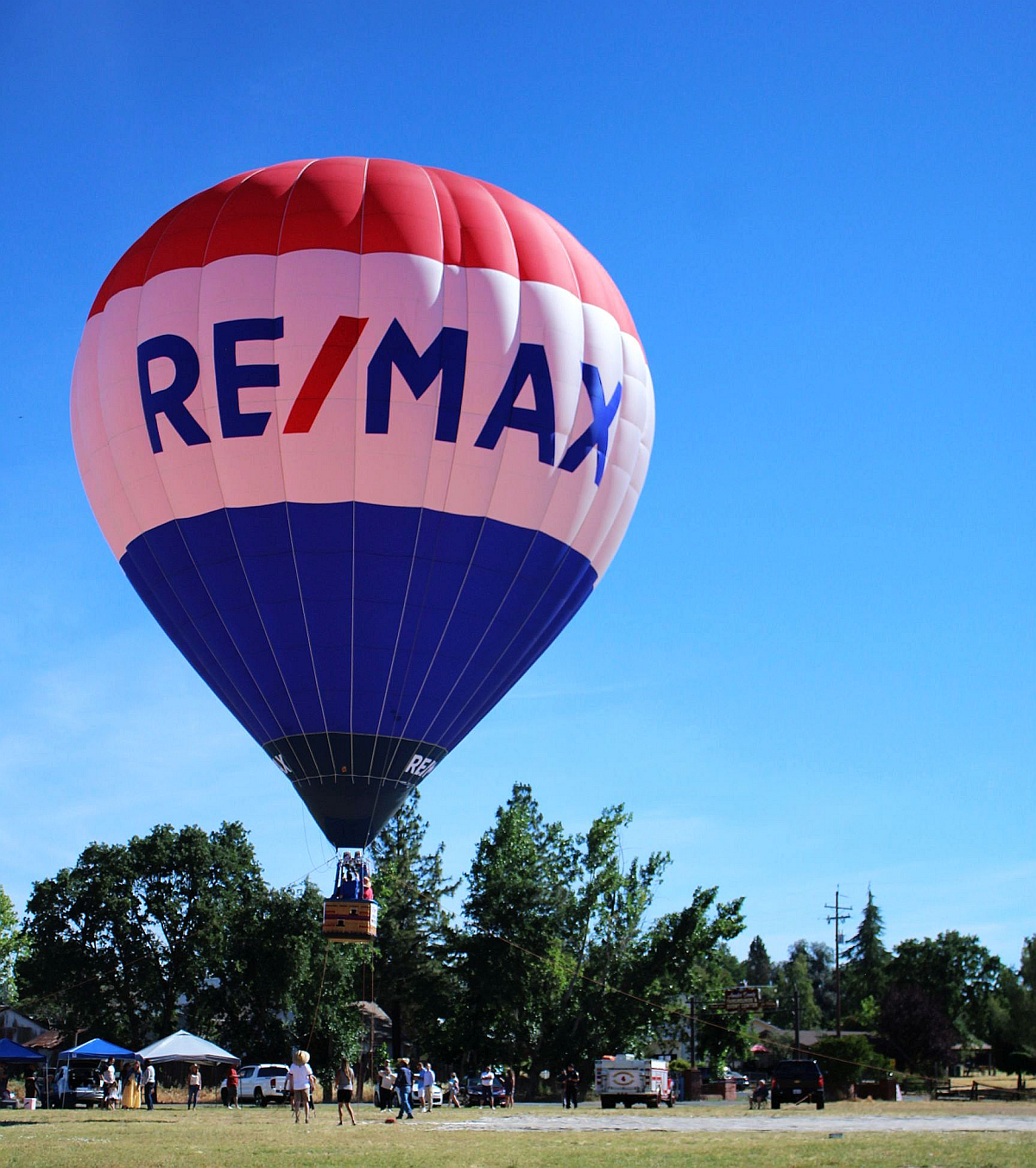 RE/MAX static glow tether - © Cheers Over California, Inc