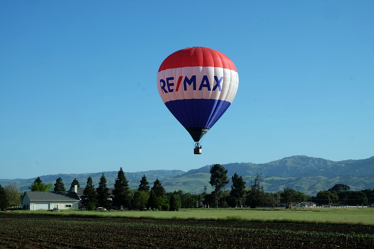 RE/MAX Balloon over Gilroy, CA - © Cheers Over California, Inc